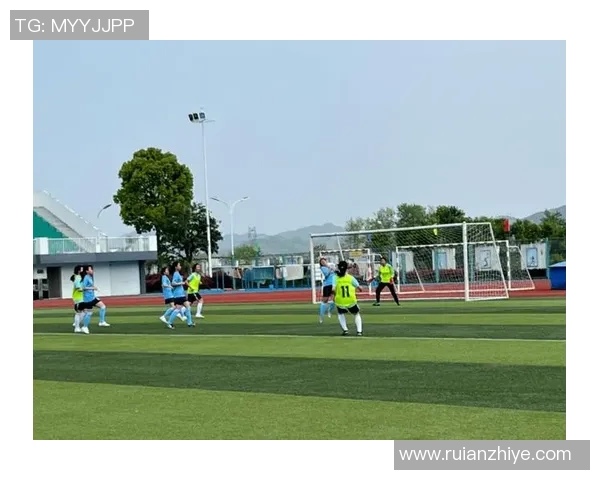 足球小夜灯点亮梦想球场，球星陪伴每一个夜晚的温馨时刻