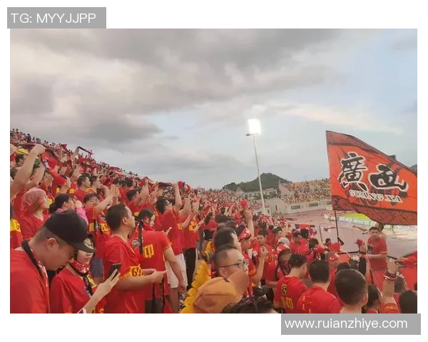 足球球星与球迷之间的深厚情谊如何展现球场内外的互动与激情